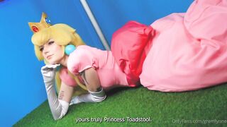 Gremlynne Princess Peach cosplay